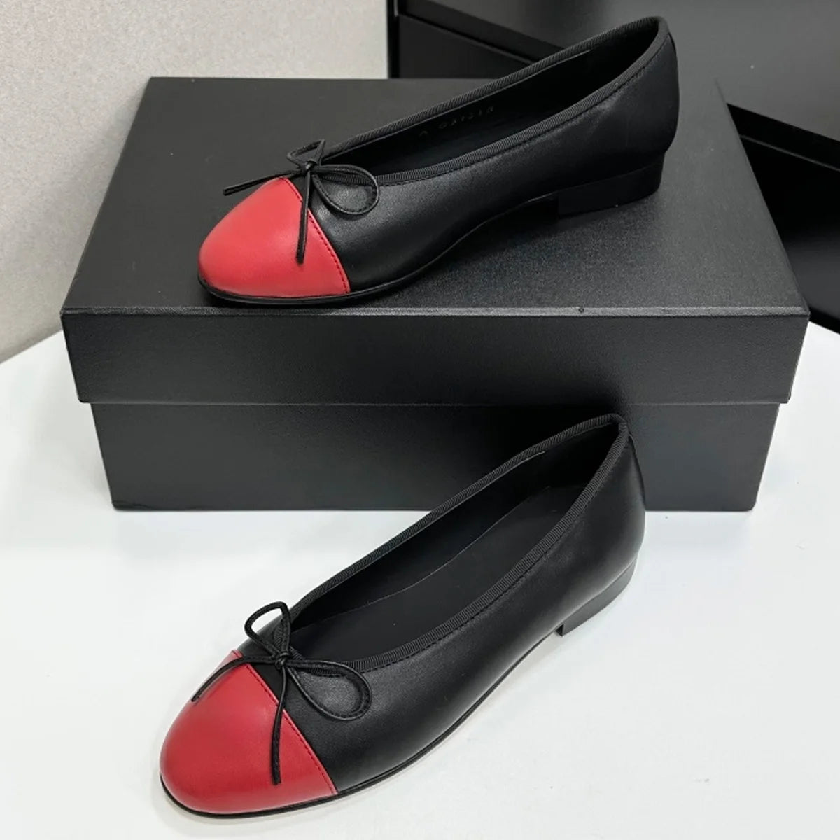 2026 Women's Two-Tone Cap-Toe Ballet Flats, Round Toe Leather Slip-On Shoes, Retro Elegant Chic Office & Date Flats YYT26041914