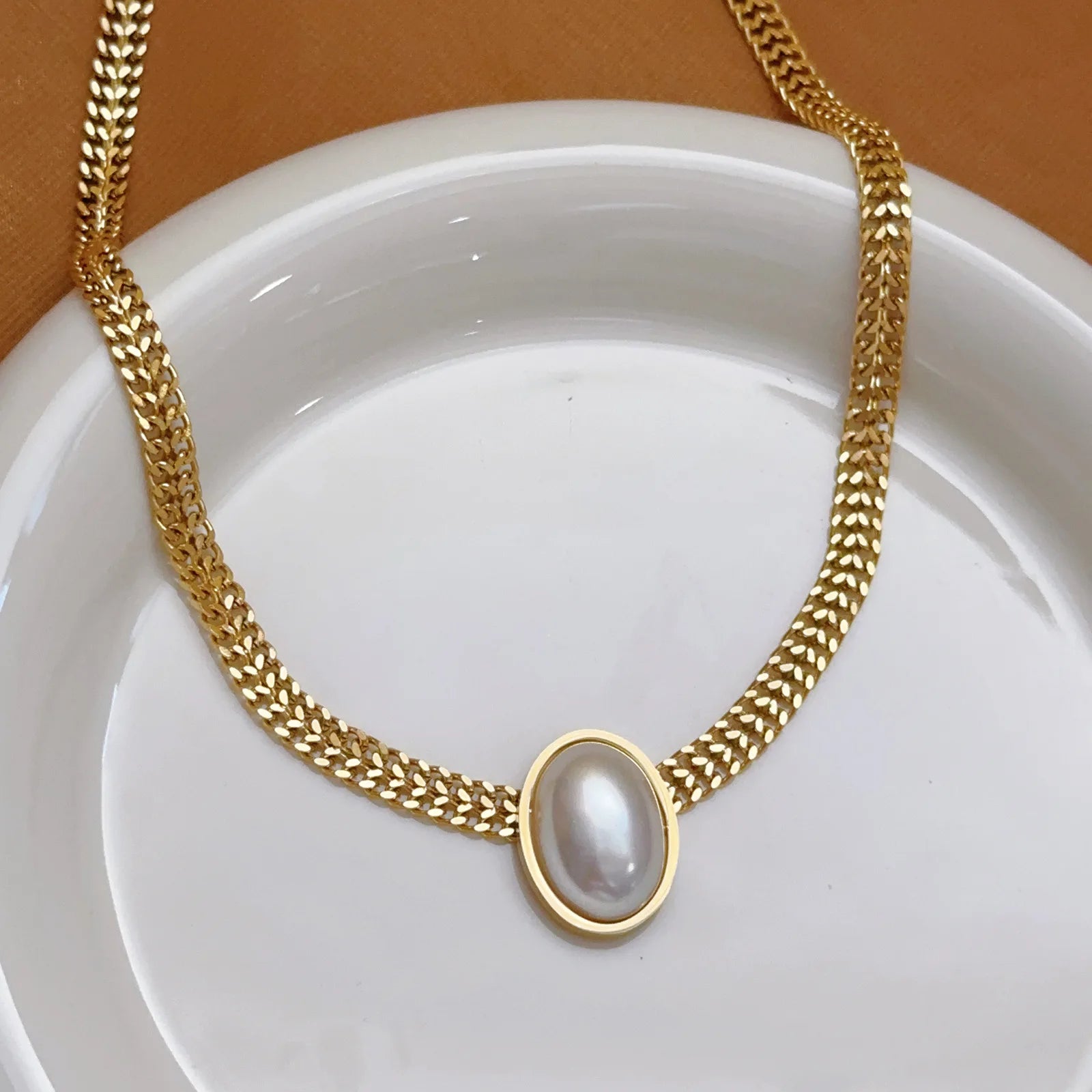 Retro Exquisite Gold Color Stainless Steel Oval Imitation Pearl Pendant Necklace for Women Collarbone Chain Jewelry Accessories