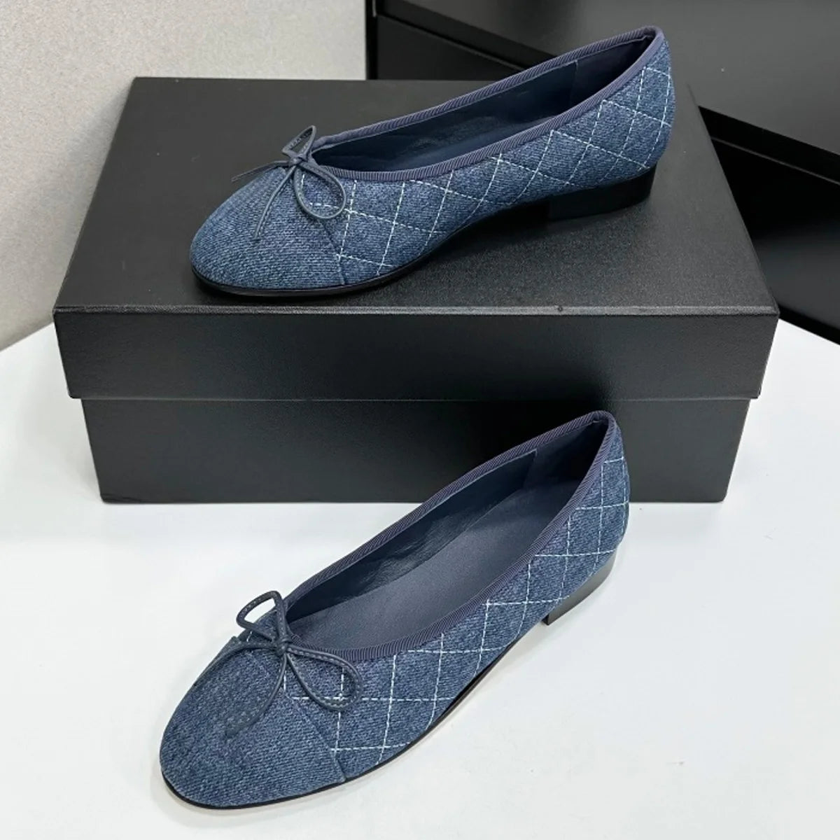 2026 Women's Two-Tone Cap-Toe Ballet Flats, Round Toe Leather Slip-On Shoes, Retro Elegant Chic Office & Date Flats YYT26041914