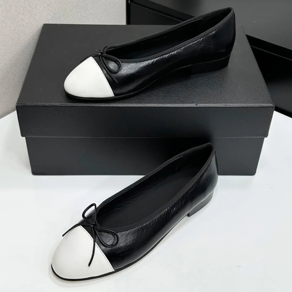 2026 Women's Two-Tone Cap-Toe Ballet Flats, Round Toe Leather Slip-On Shoes, Retro Elegant Chic Office & Date Flats YYT26041914