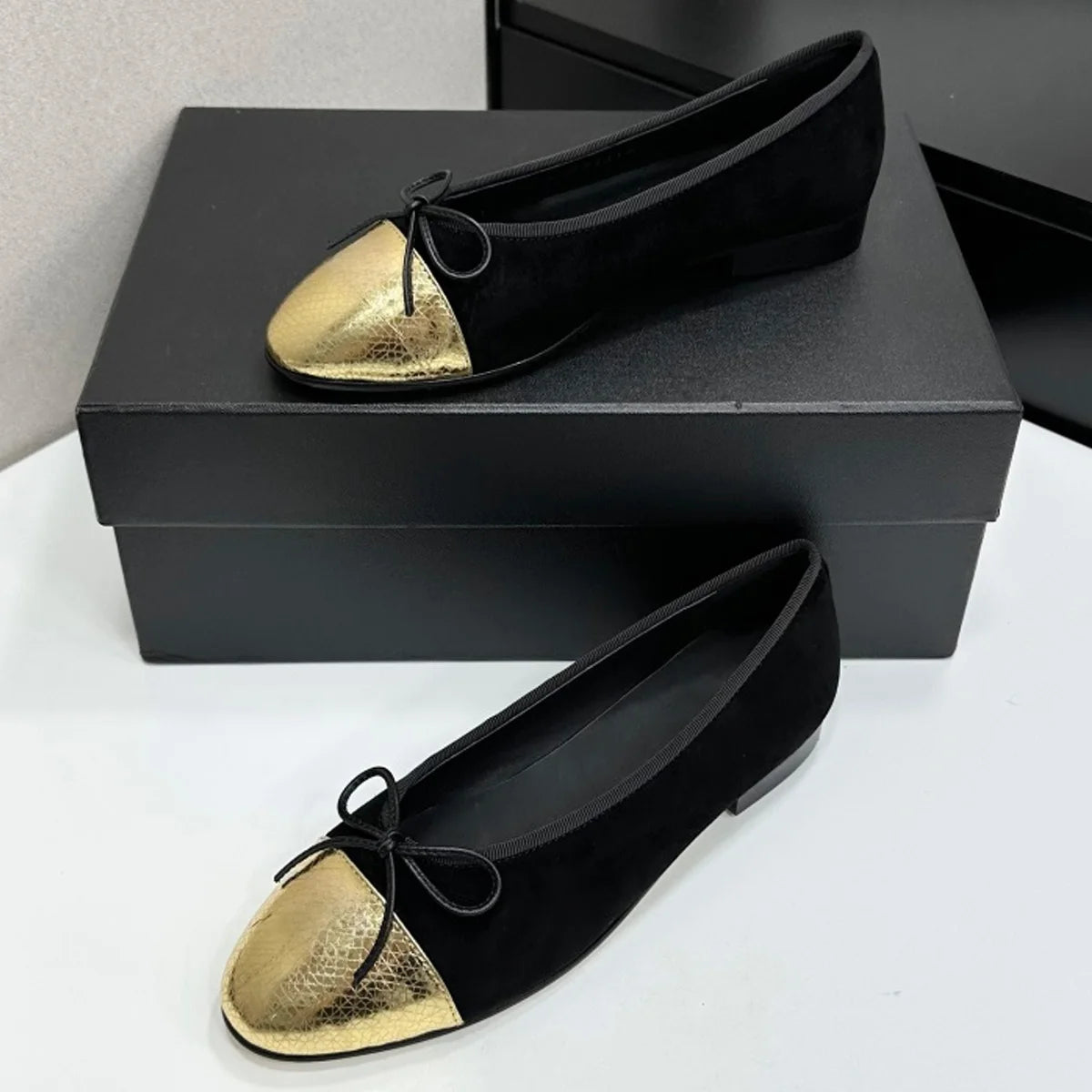 2026 Women's Two-Tone Cap-Toe Ballet Flats, Round Toe Leather Slip-On Shoes, Retro Elegant Chic Office & Date Flats YYT26041914