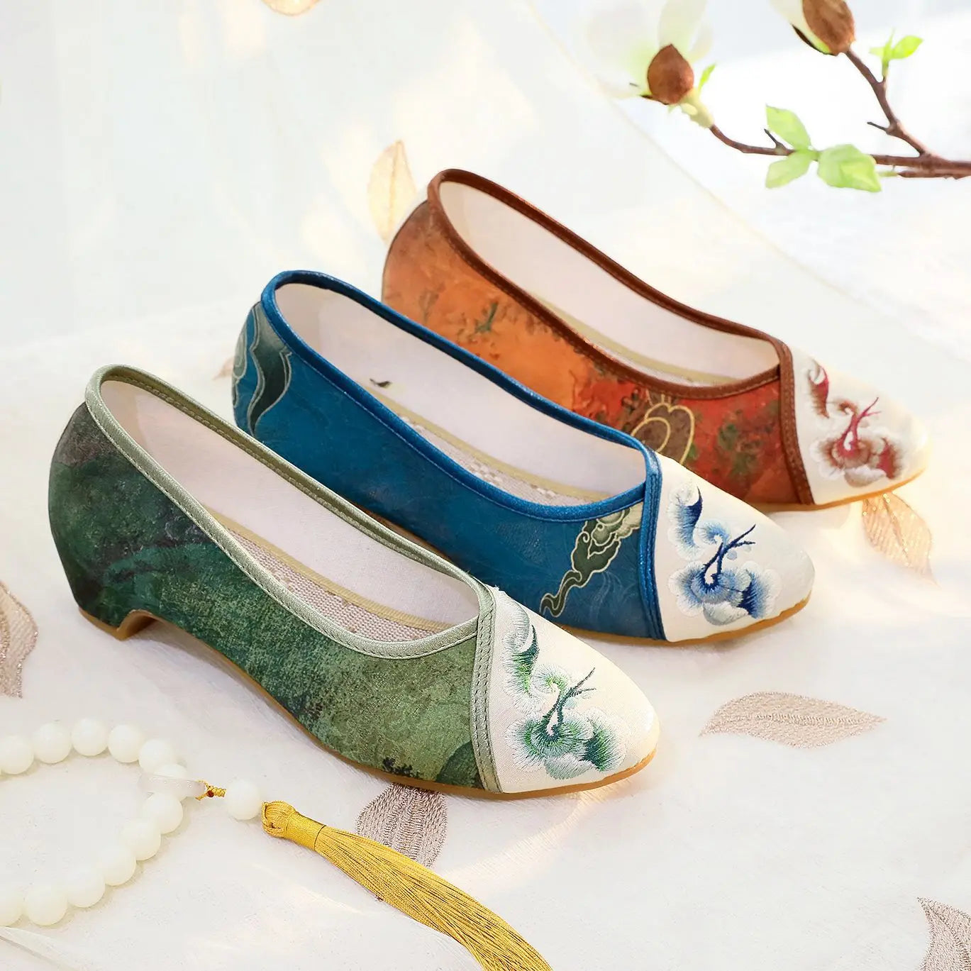 Size 35-40 Summer Old Beijing Cloth Shoes Cheongsam Pointed Toe Women Shoes Ethnic Style Embroidered Shoes